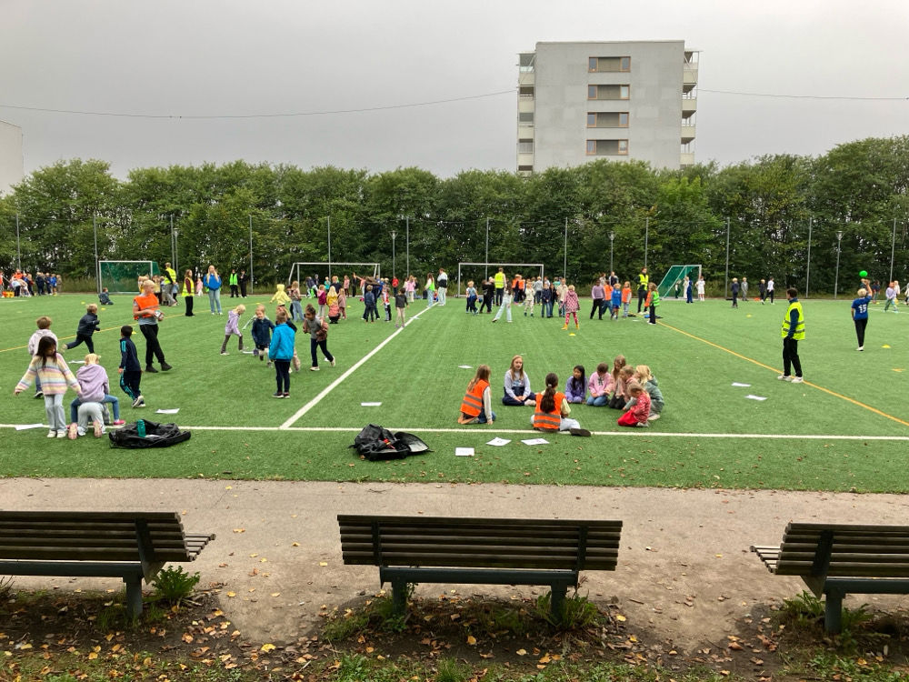 En gruppe mennesker på en bane