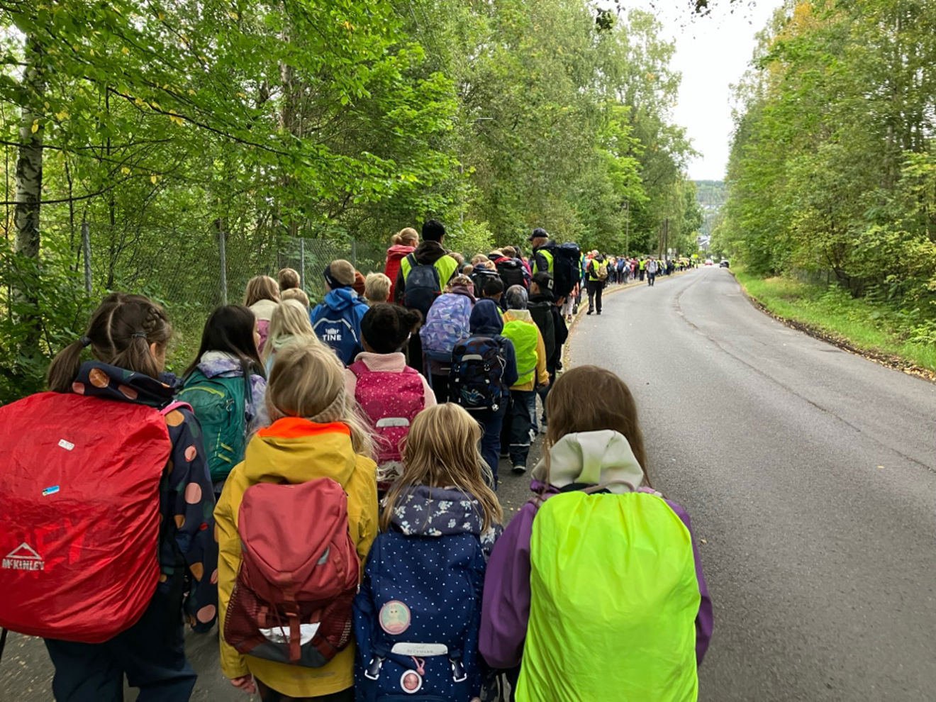 Foto: Vibecke Frøyland en gruppe mennesker som går på en vei