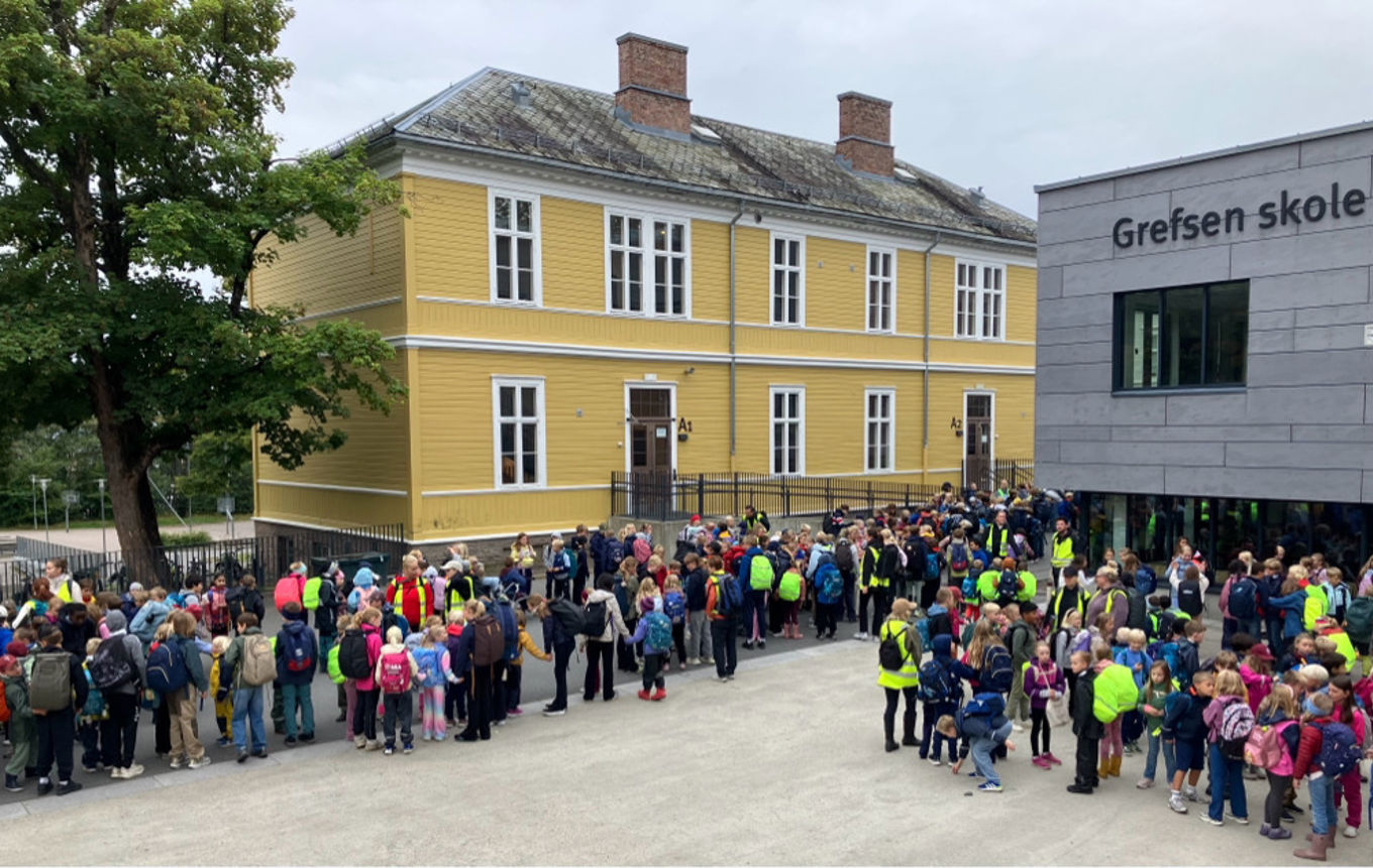 Elever og lærere stiller opp i skolegården
