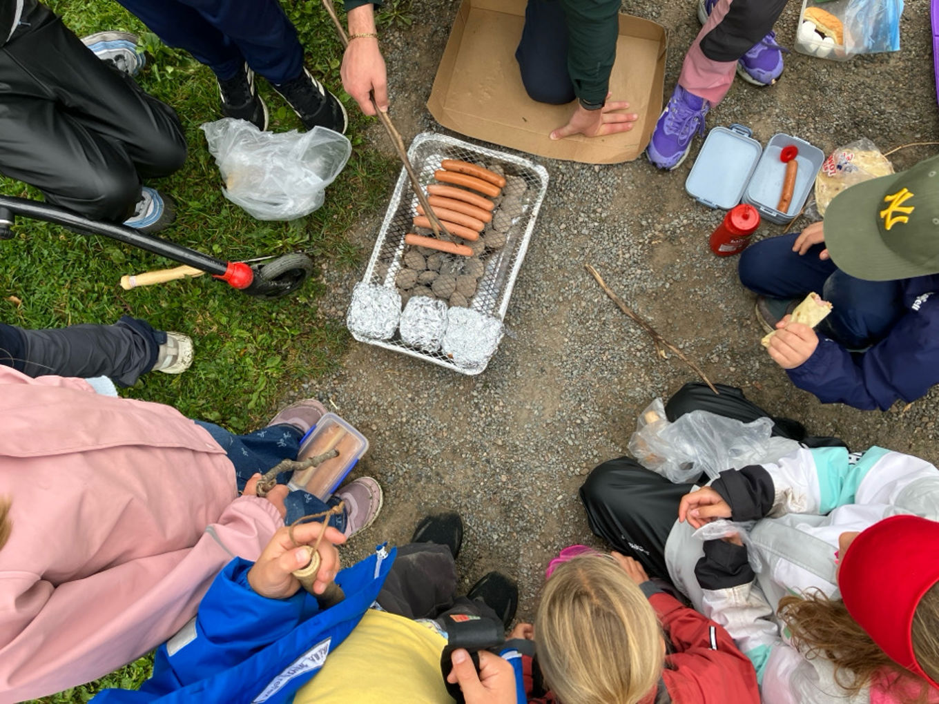 En gruppe mennesker som griller