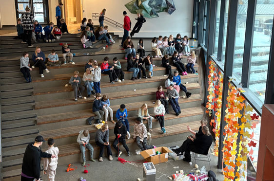 En gruppe mennesker som sitter på trappen