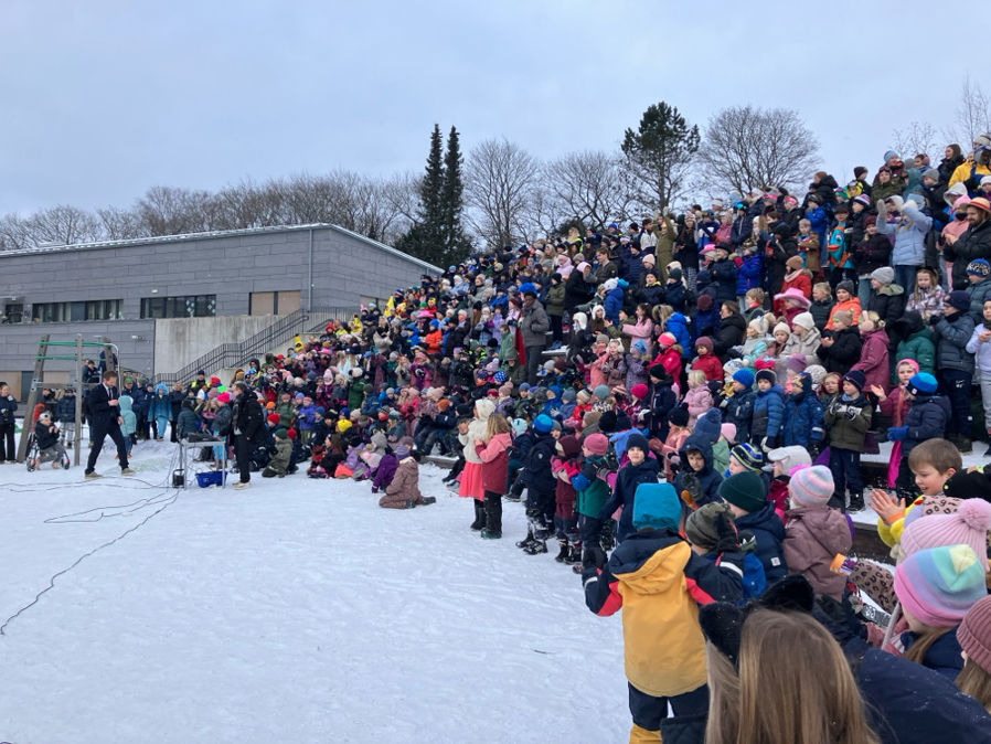 en stor gruppe mennesker utenfor
