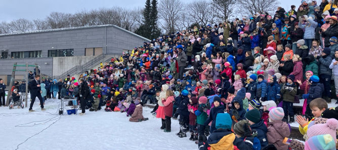 Foto: Vibecke Frøyland en stor gruppe mennesker utenfor