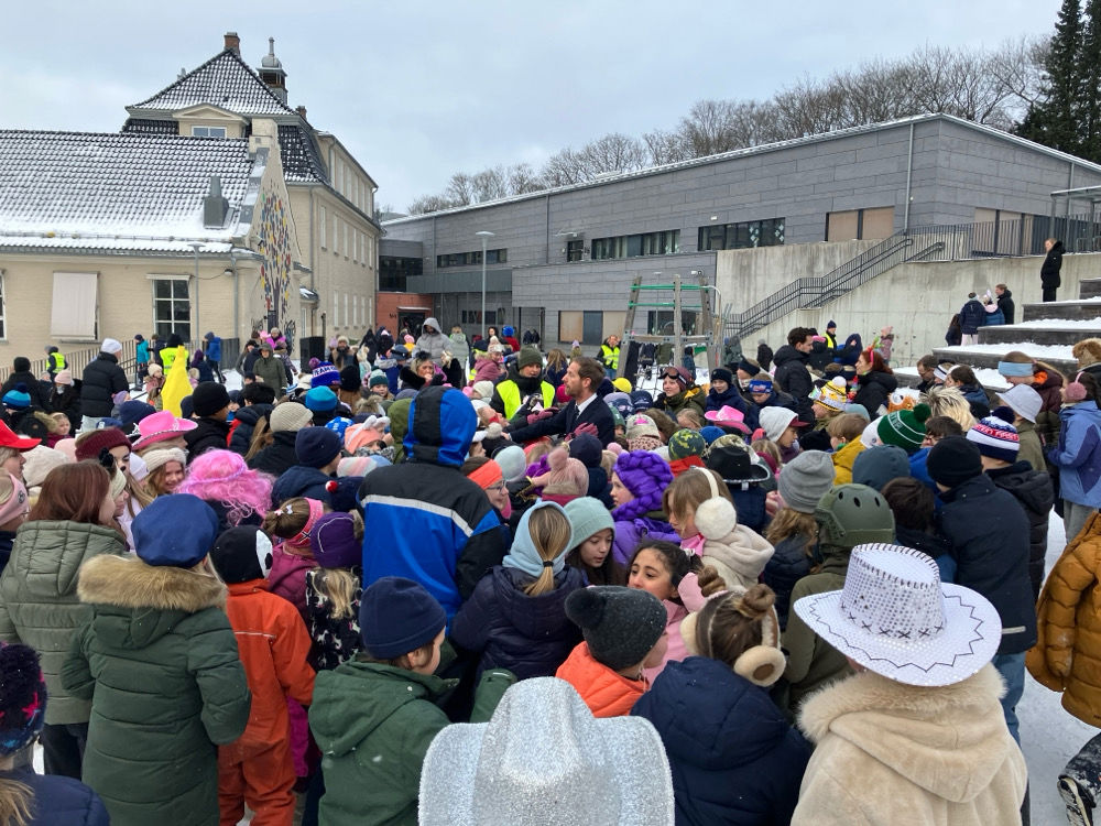 en stor gruppe mennesker i en gårdsplass