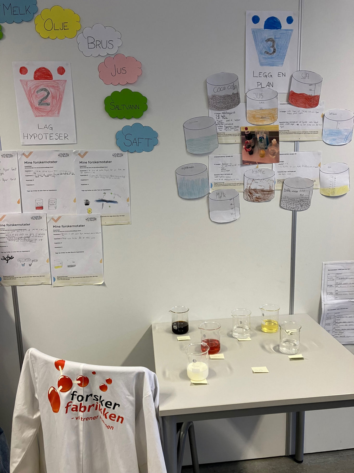 Et bord med glass og papirer på