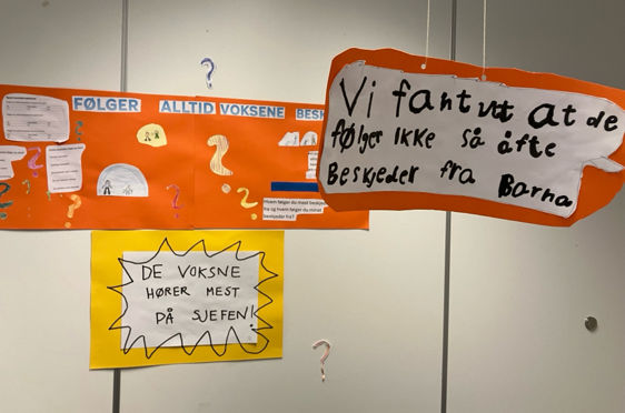 Plakater på en vegg