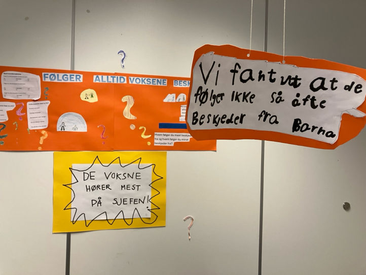 Plakater på en vegg