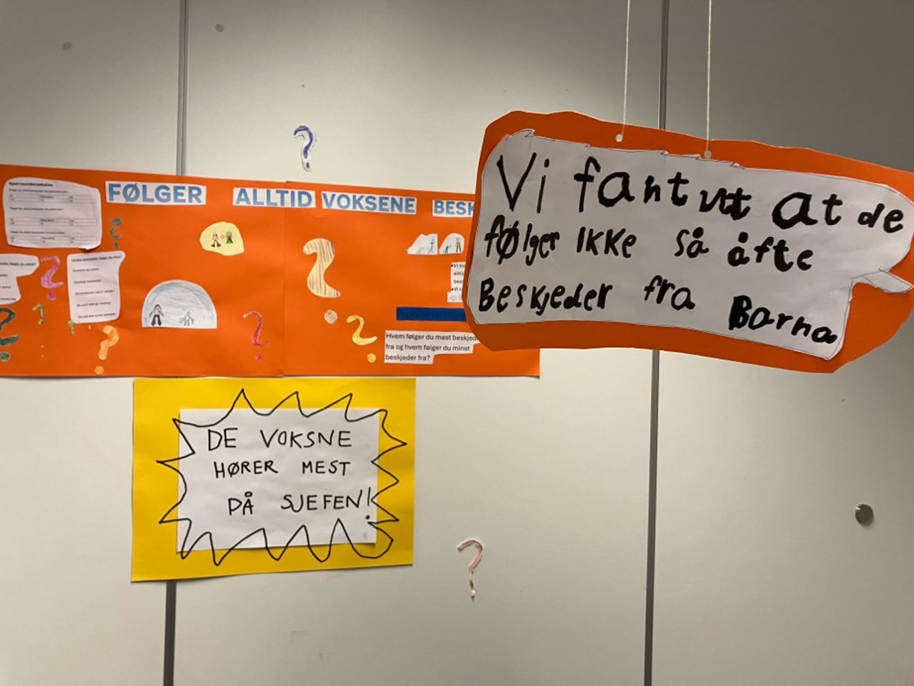 Foto: Vibecke Frøyland Plakater på en vegg