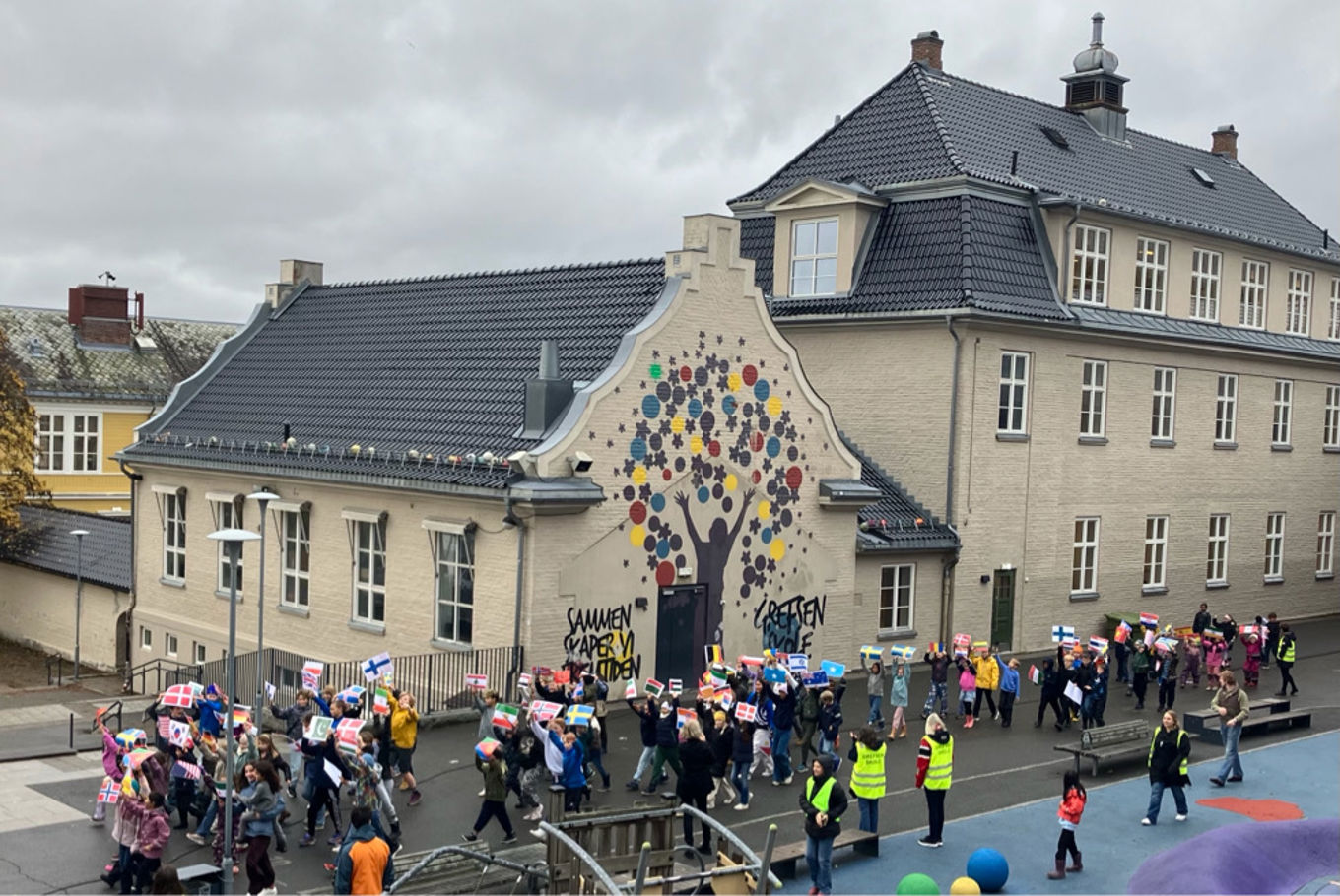 Foto: Vibecke Frøyland Prosesjon av elever med flagg fra landet de har bakgrunn i
