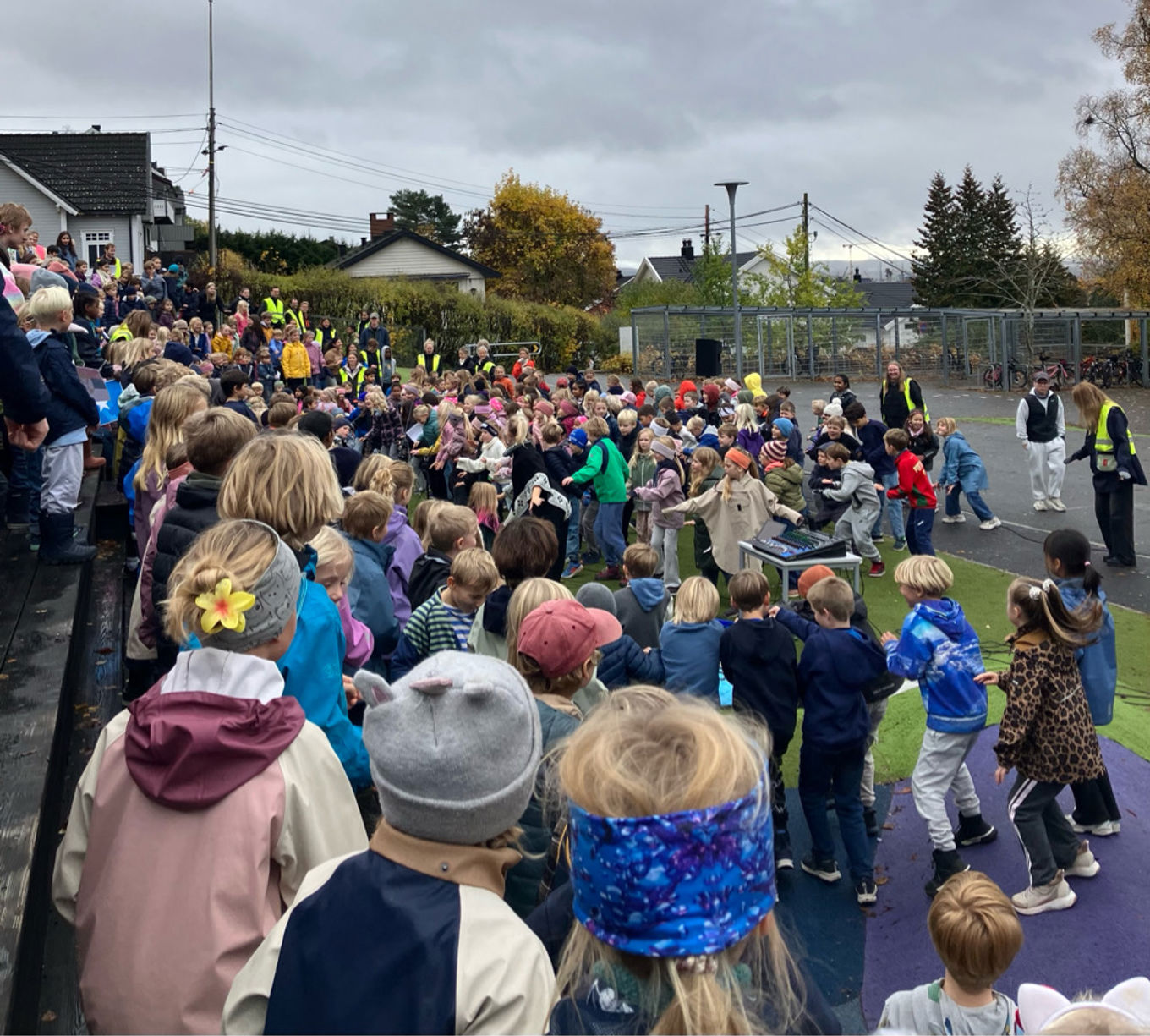 Foto: Vibecke Frøyland Barn som danser på fellessamling