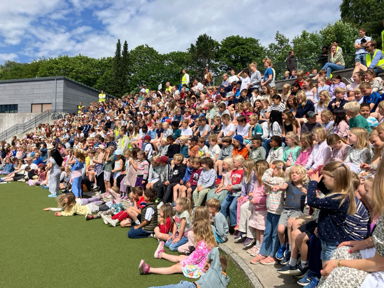 Foto: Vibecke Frøyland Elever og ansatte på Grefsen samlet i Nyern