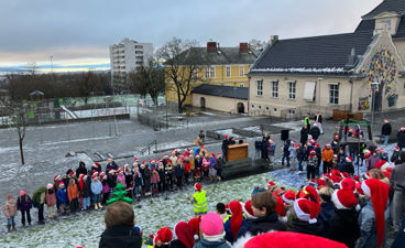 Fellessamling med nisseluer i øvre skolegård