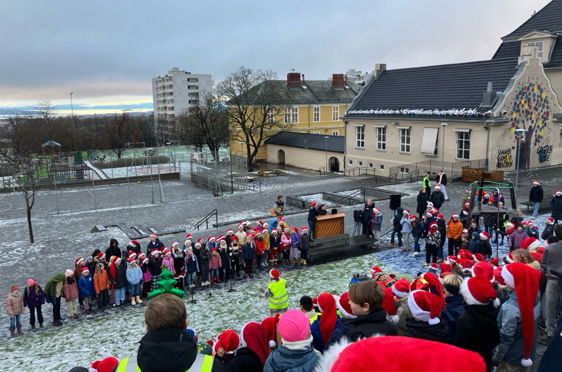 Fellessamling med nisseluer i øvre skolegård