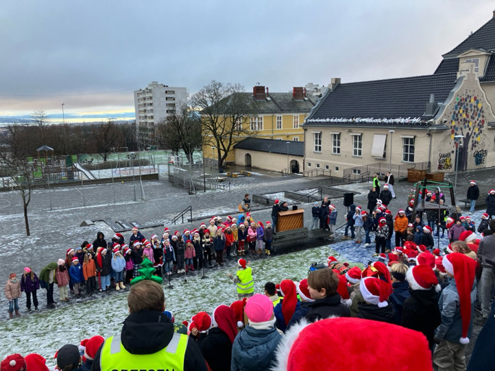 Fellessamling med nisseluer i øvre skolegård
