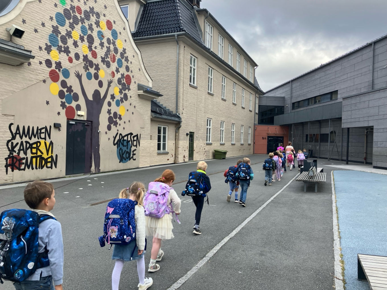 Foto: Vibecke Frøyland En rekke med førsteklassinger på vei inn til sin første skoledag