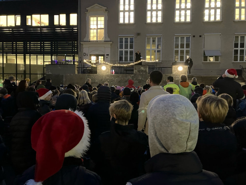 en gruppe mennesker i et rom