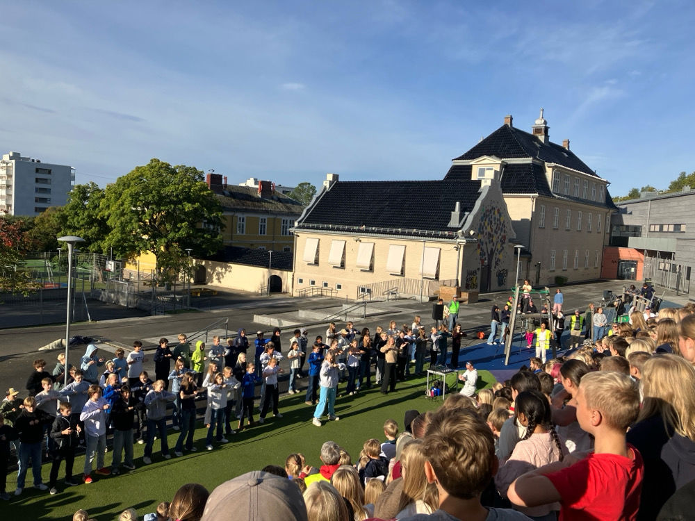 Felles dans i skolegården 