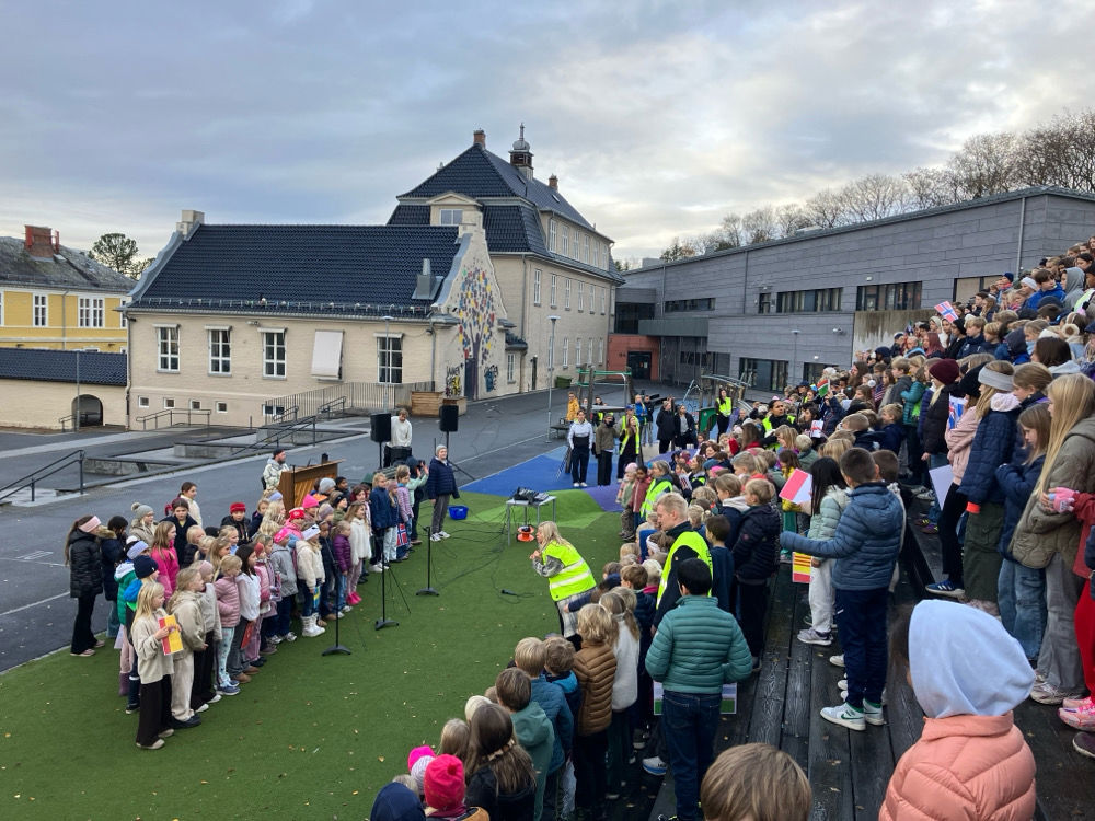 En gruppe mennesker samlet seg utenfor