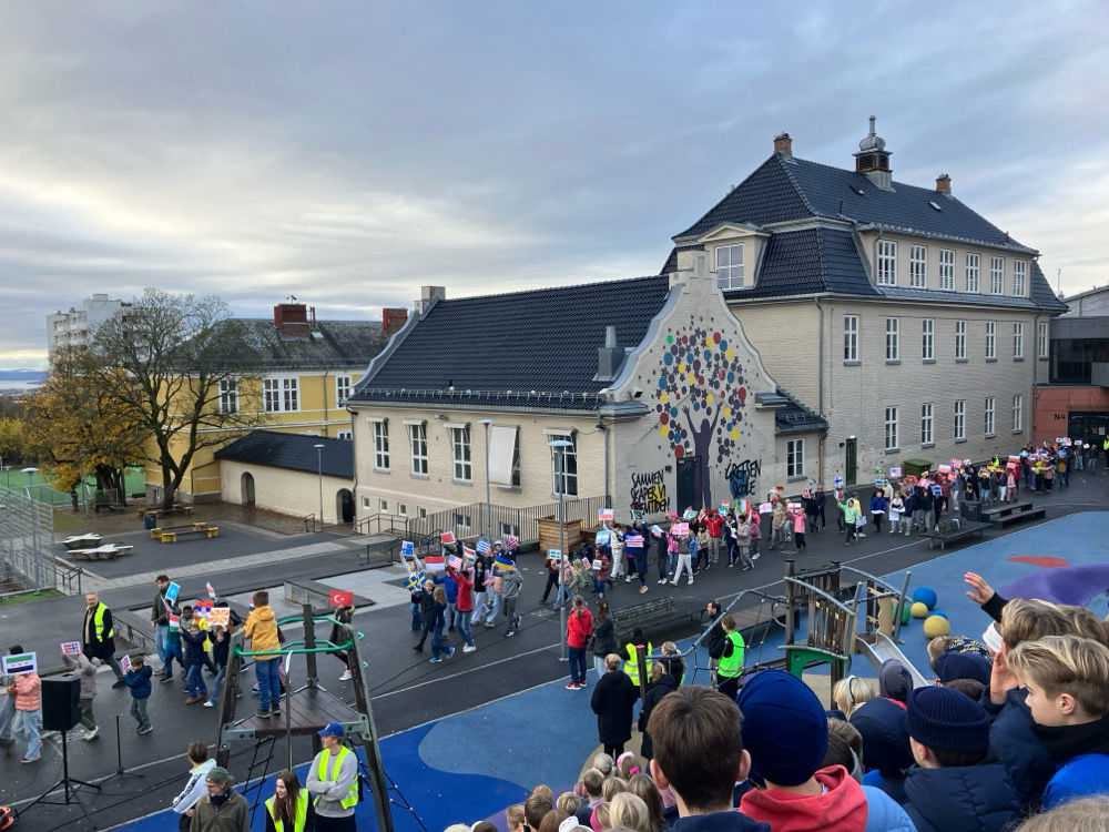 en gruppe mennesker utenfor en bygning