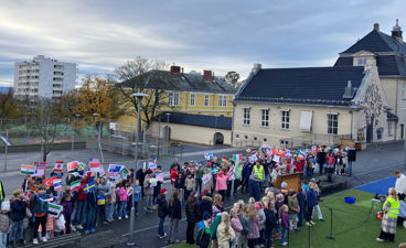 en gruppe mennesker som står utenfor