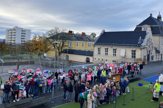 en gruppe mennesker som står utenfor