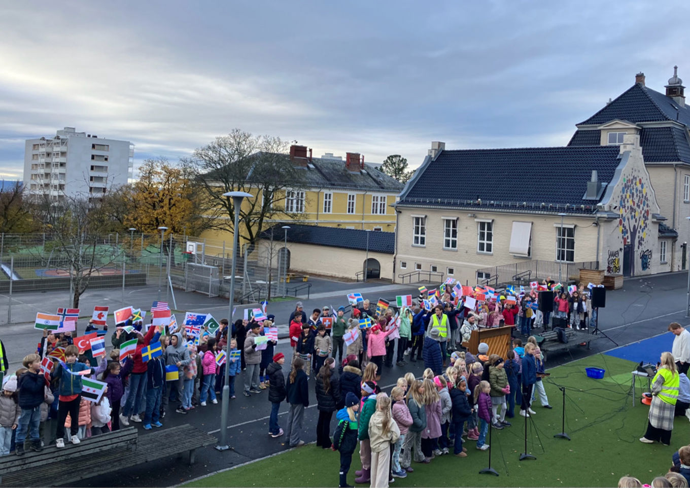 en gruppe mennesker som står utenfor