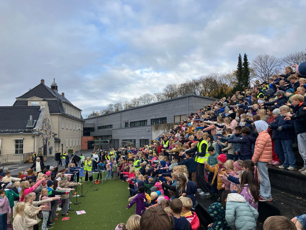 En gruppe mennesker samlet seg utenfor