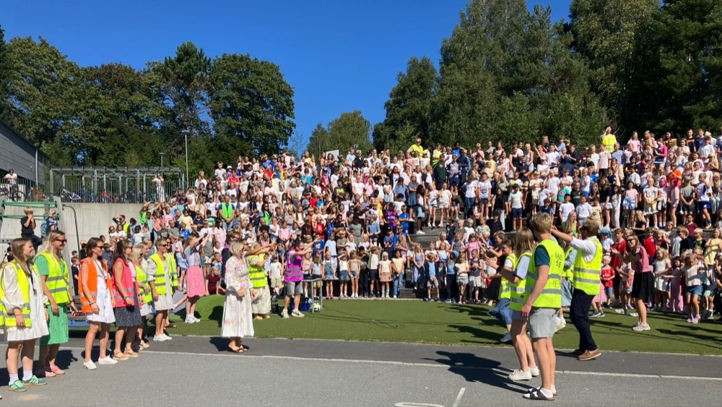 En stor gruppe mennesker i en skolegård