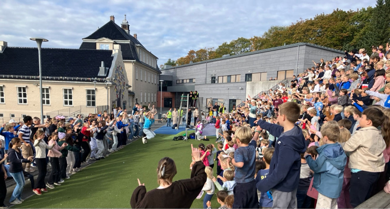 Hele skolen danser BlimE-dansen i skolegården
