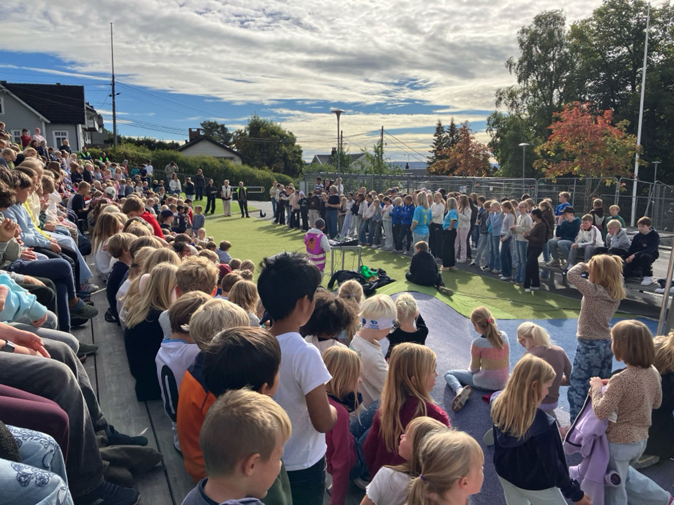Elever som sitter og hører på rektor Tine
