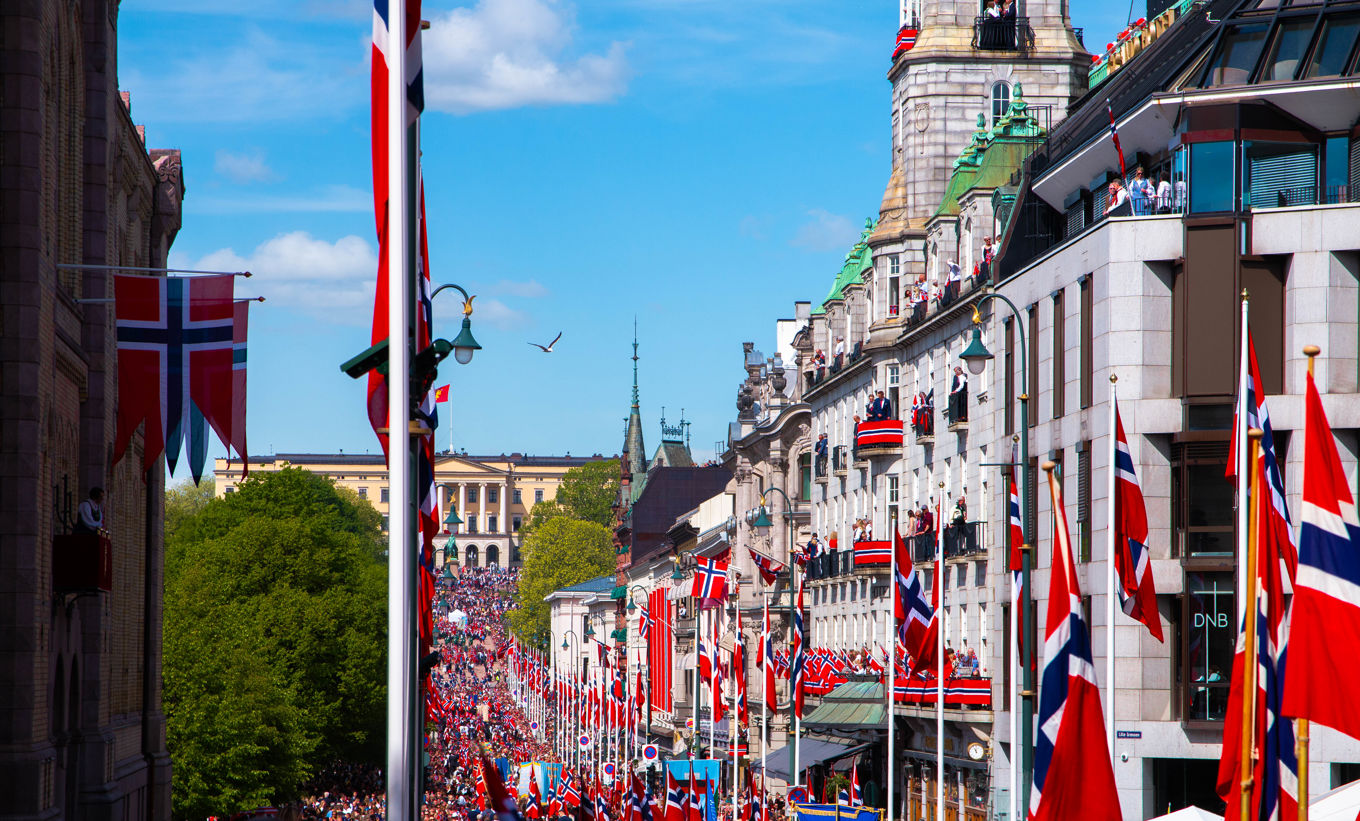 Foto: Utdanningsetaten i Oslo kommune. en gate med mange flagg og bygninger