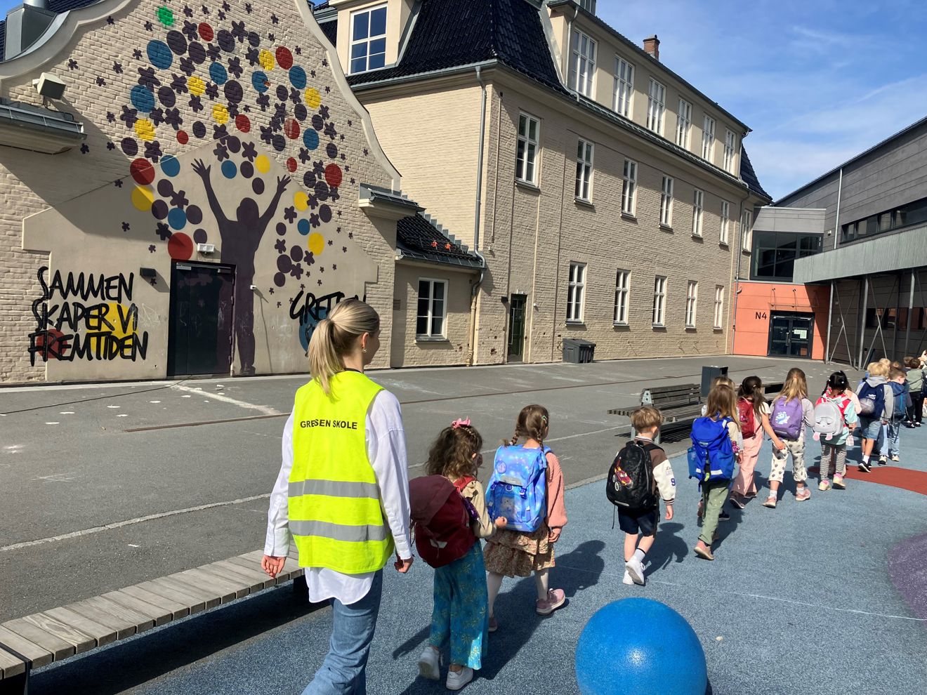 Barn på vei inn på Grefsen skole på førskoledag