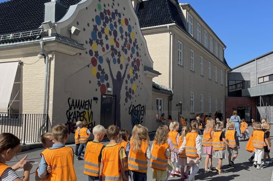 Førsteklassinger på vei inn i skolebygget