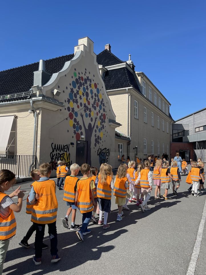 Førsteklassinger på vei inn i skolebygget
