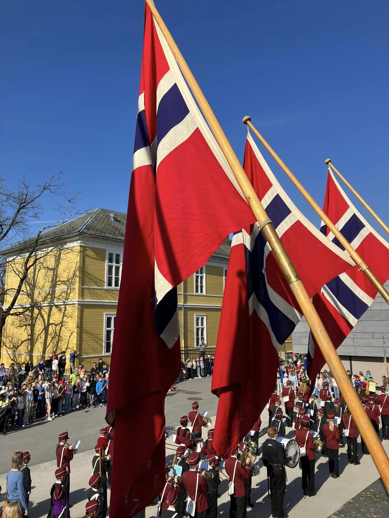 Flagg og korps i skolegården