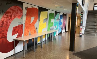 Bord til gjenglemte klær i vestibylen