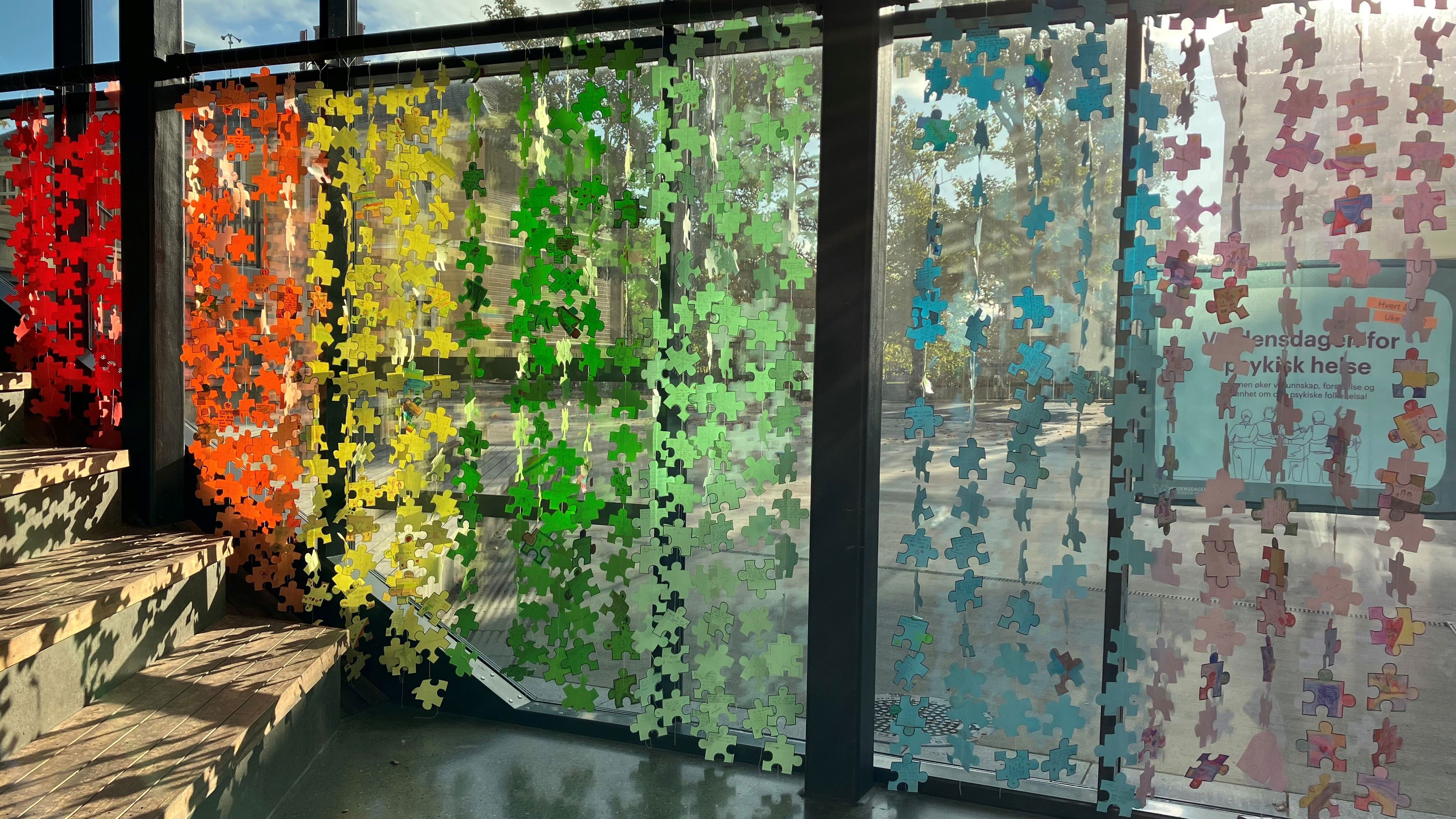 Vinduene i foajeen på Grefsen pyntet med puslespillbiter