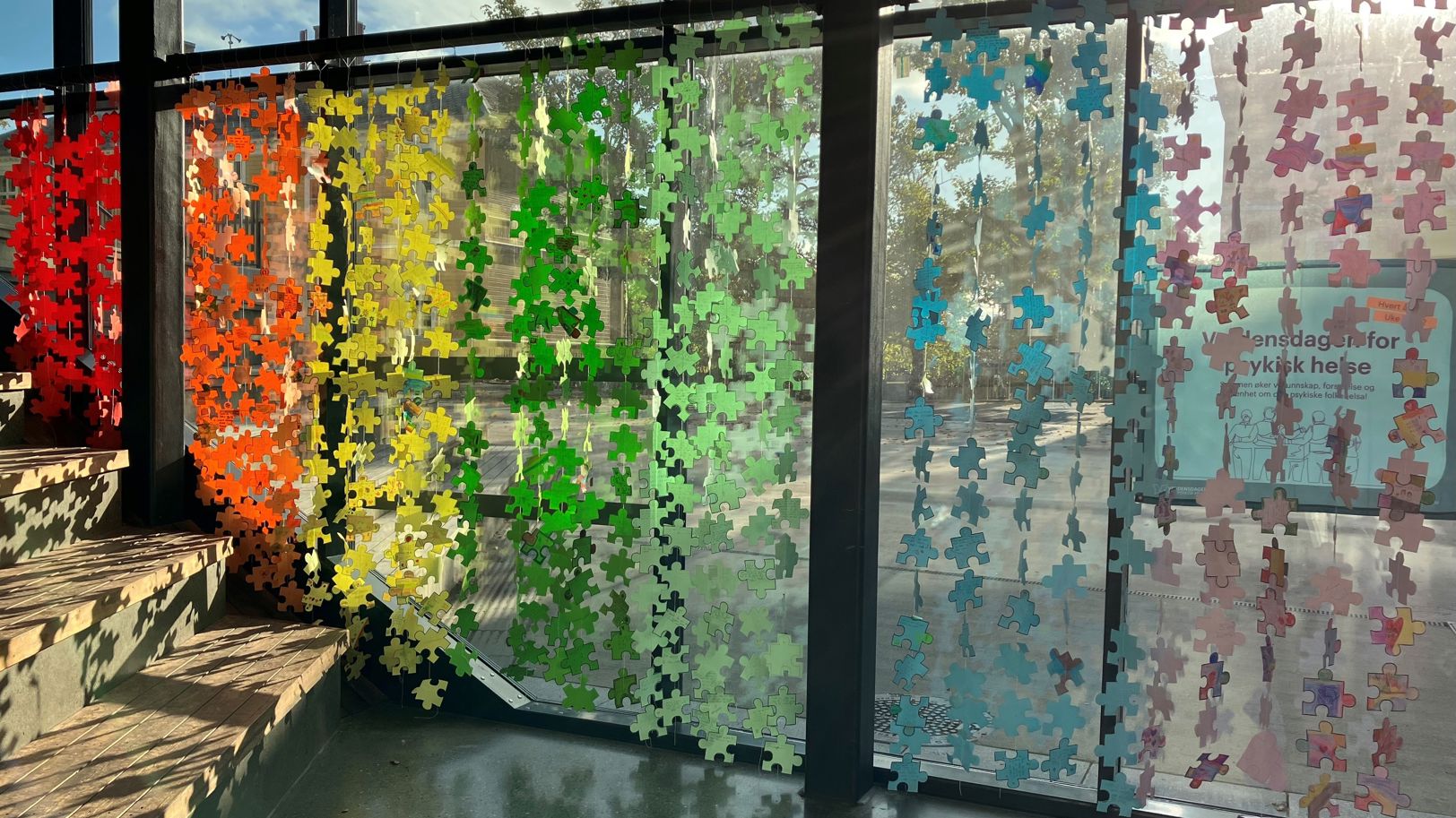 Vinduene i foajeen på Grefsen pyntet med puslespillbiter Vinduene i foajeen på Grefsen pyntet med puslespillbiter