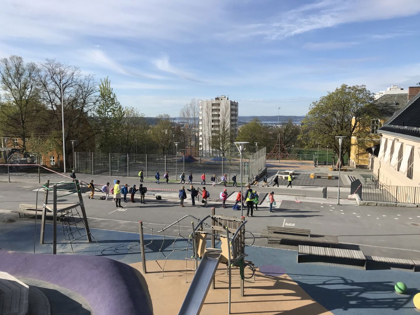 Barn stiller opp i øvre skolegård