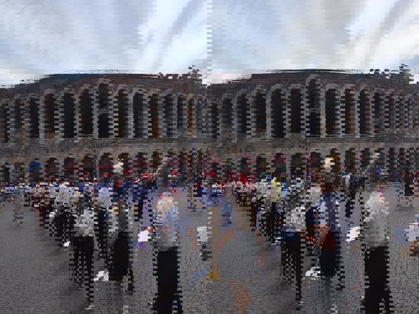 Foto: Korpset foran Colosseum Korpset foran Colossseum